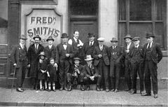 Customers-of-The-Dripping-Spring-Public-House-Tower-Road.-1922.
